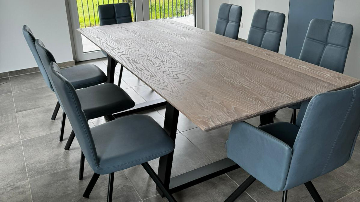 Tisch mit Gestell geräuchert