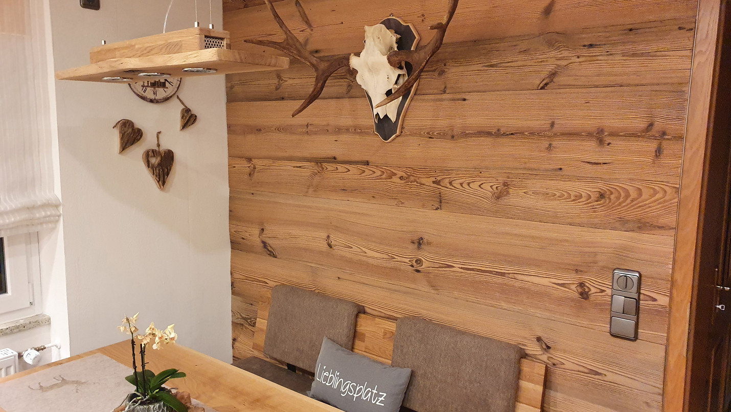 gemütlicher Sitzplatz mit Holz