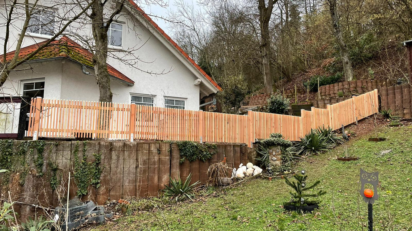 Zaun aus Holzlatten