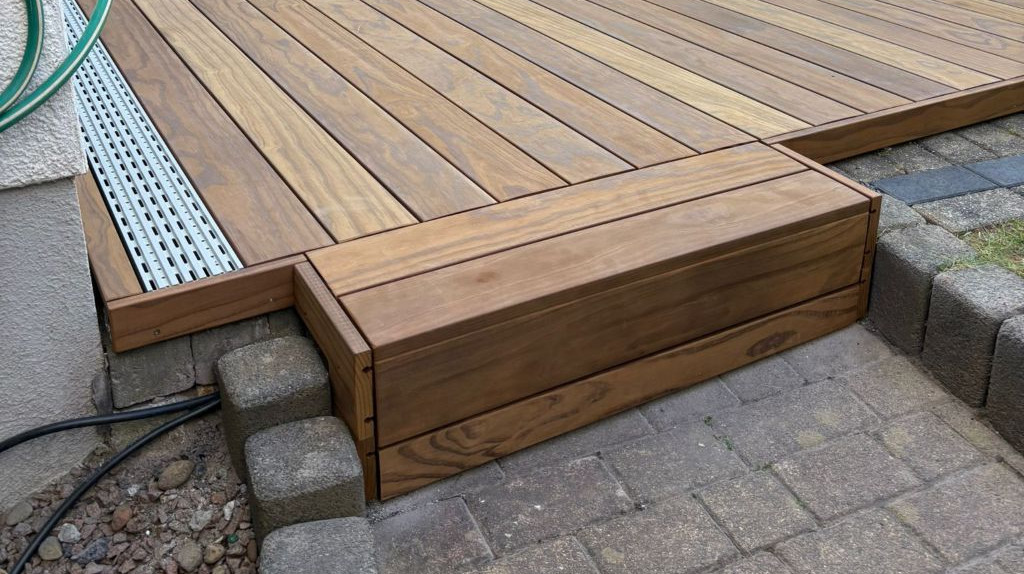 Kebony Terrasse mit Stufe